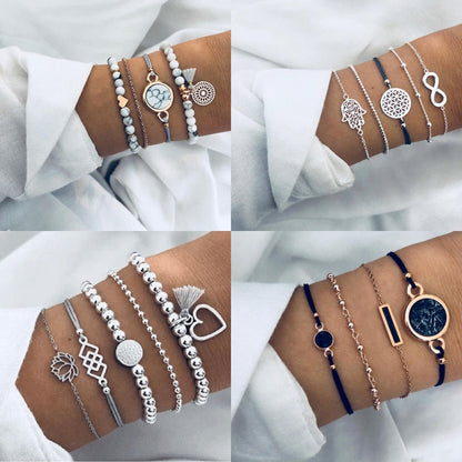 Conjuntos de pulseiras com detalhe.